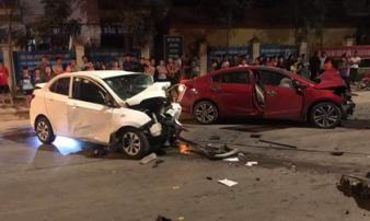 Hai xe ô tô 'đấu đầu' trong đêm, 4 người thương vong Hai xe ô tô 'đấu đầu' trong đêm, 4 người thương vong