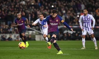 Lionel Messi lập công giúp Barca chật vật giành 3 điểm Lionel Messi lập công giúp Barca chật vật giành 3 điểm