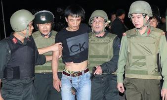 Lính hình sự kể khoảnh khắc khó quên nhất khi vây bắt tội phạm cố thủ trong ô tô Lính hình sự kể khoảnh khắc khó quên nhất khi vây bắt tội phạm cố thủ trong ô tô