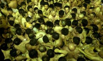 10 nghìn thanh niên cởi trần lao vào nhau tìm 'gậy thánh' trong lễ hội cầu may tại Nhật Bản 10 nghìn thanh niên cởi trần lao vào nhau tìm 'gậy thánh' trong lễ hội cầu may tại Nhật Bản