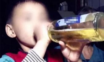 Cậu bé 13 tuổi hôn mê do cha 'thử' con bằng loại đồ uống vạn lần trẻ phải tránh xa Cậu bé 13 tuổi hôn mê do cha 'thử' con bằng loại đồ uống vạn lần trẻ phải tránh xa