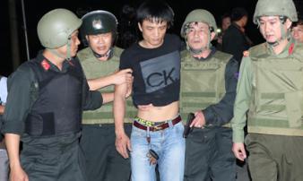 Những khoảnh khắc nghẹt thở vụ tội phạm ma tuý ôm súng cố thủ trong xe bán tải Những khoảnh khắc nghẹt thở vụ tội phạm ma tuý ôm súng cố thủ trong xe bán tải