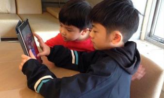 Đứa trẻ thích nghịch smartphone và không thích nghịch, sự khác biệt quá lớn chỉ thấy rõ sau 10 năm Đứa trẻ thích nghịch smartphone và không thích nghịch, sự khác biệt quá lớn chỉ thấy rõ sau 10 năm