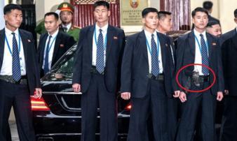 Sau lớp áo vest của cận vệ Triều Tiên là khẩu súng trứ danh và rất đặc biệt Sau lớp áo vest của cận vệ Triều Tiên là khẩu súng trứ danh và rất đặc biệt