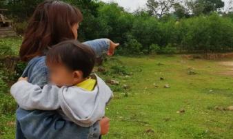 Nghi con gái 4 tuổi bị xâm hại, người mẹ trẻ cầu cứu khắp nơi Nghi con gái 4 tuổi bị xâm hại, người mẹ trẻ cầu cứu khắp nơi