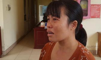 Vụ 2 bé gái chết vì tai nạn, bố mẹ ôm di ảnh cầu cứu khắp nơi: Hoãn phiên tòa, người mẹ khóc ngất Vụ 2 bé gái chết vì tai nạn, bố mẹ ôm di ảnh cầu cứu khắp nơi: Hoãn phiên tòa, người mẹ khóc ngất