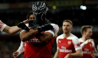 Aubameyang hóa 'Chiến binh Báo Đen', Arsenal vào tứ kết Aubameyang hóa 'Chiến binh Báo Đen', Arsenal vào tứ kết