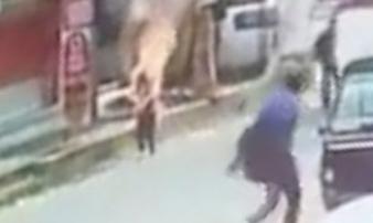 Cô gái bị châm lửa, thiêu sống ngay trên đường vì điều nhỏ nhặt này Cô gái bị châm lửa, thiêu sống ngay trên đường vì điều nhỏ nhặt này
