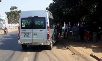 Bị xe khách kéo lê trước cổng trường, học sinh lớp 7 tử vong Bị xe khách kéo lê trước cổng trường, học sinh lớp 7 tử vong