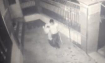 Bé trai 8 tuổi bị bố đẻ bạo hành dã man ở Bắc Giang Bé trai 8 tuổi bị bố đẻ bạo hành dã man ở Bắc Giang