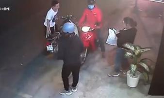 Người phụ nữ bị cướp giật điện thoại ngay giữa phố Sài Gòn Người phụ nữ bị cướp giật điện thoại ngay giữa phố Sài Gòn