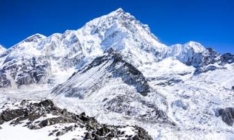 Băng tan trên núi Everest để lộ hàng trăm thi thể người Băng tan trên núi Everest để lộ hàng trăm thi thể người