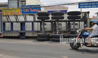 Kinh hoàng xe đầu kéo đứt rơ-mooc, lật đè chết ít nhất 2 người Kinh hoàng xe đầu kéo đứt rơ-mooc, lật đè chết ít nhất 2 người