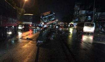 Hành khách hoảng loạn khi xe mất lái, leo lên trên dải phân cách Hành khách hoảng loạn khi xe mất lái, leo lên trên dải phân cách