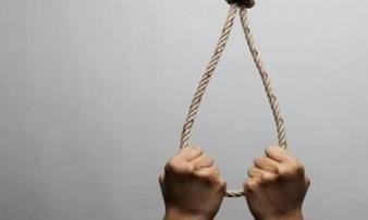Một Hiệu trưởng ở Cà Mau chết trong tư thế treo cổ Một Hiệu trưởng ở Cà Mau chết trong tư thế treo cổ