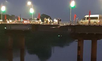 Táo tợn cướp xe ben, đâm đổ lan can cầu lao xuống sông khi tháo chạy Táo tợn cướp xe ben, đâm đổ lan can cầu lao xuống sông khi tháo chạy