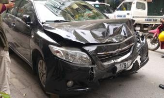 Hà Nội: Ô tô mất lái, hai mẹ con trên đường đến trường thoát chết trong gang tấc Hà Nội: Ô tô mất lái, hai mẹ con trên đường đến trường thoát chết trong gang tấc