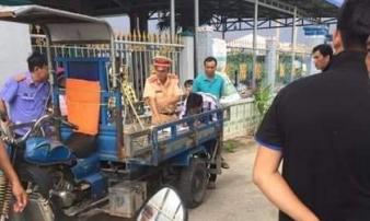 Bé trai 18 tháng tuổi chạy ra đường bị xe tông tử vong thương tâm Bé trai 18 tháng tuổi chạy ra đường bị xe tông tử vong thương tâm