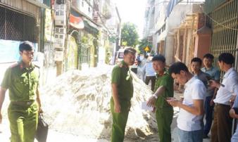 Nhân chứng bàng hoàng kể lại giây phút người chồng cứa cổ vợ rồi tự sát Nhân chứng bàng hoàng kể lại giây phút người chồng cứa cổ vợ rồi tự sát