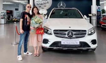Tặng vợ xe hơi 2,3 tỷ, người chồng bất ngờ vì được vợ tặng lại xế khủng giá gấp đôi Tặng vợ xe hơi 2,3 tỷ, người chồng bất ngờ vì được vợ tặng lại xế khủng giá gấp đôi