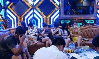 ‘Động’ ma túy núp bóng karaoke ở Quảng Bình bị xử phạt 32 triệu đồng ‘Động’ ma túy núp bóng karaoke ở Quảng Bình bị xử phạt 32 triệu đồng