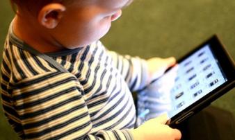 Trẻ 'hỏng' hết dạ dày vì xem điện thoại, ipad nhiều Trẻ 'hỏng' hết dạ dày vì xem điện thoại, ipad nhiều