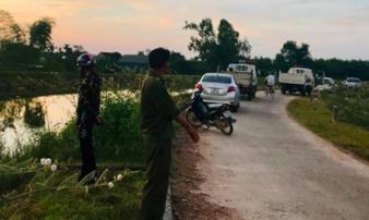 Từ xe máy vô chủ trên bờ, phát hiện người đàn ông tử vong dưới kênh Từ xe máy vô chủ trên bờ, phát hiện người đàn ông tử vong dưới kênh