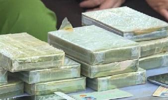 Bắt 'nữ quái' vận chuyển 11 bánh heroin Bắt 'nữ quái' vận chuyển 11 bánh heroin