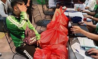 Cô gái đặt 20 cốc trà sữa còn hứa hẹn 'boa' 100 nghìn rồi thản nhiên: 'Thôi mình bùng nhé' Cô gái đặt 20 cốc trà sữa còn hứa hẹn 'boa' 100 nghìn rồi thản nhiên: 'Thôi mình bùng nhé'