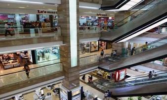 Một cháu bé ngã từ tầng 2 ZARA bị thương Một cháu bé ngã từ tầng 2 ZARA bị thương