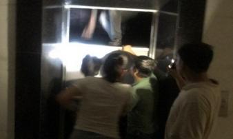 Giải cứu nhiều người mắc kẹt trong thang máy chung cư ở Hà Nội Giải cứu nhiều người mắc kẹt trong thang máy chung cư ở Hà Nội