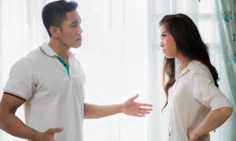 Lỡ miệng chê vợ xấu hơn cô hàng xóm, ông chồng dại dột nhận ngay đòn ghen có một không hai Lỡ miệng chê vợ xấu hơn cô hàng xóm, ông chồng dại dột nhận ngay đòn ghen có một không hai