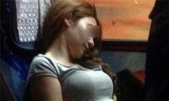 Thấy môi ướt khi đang ngủ say trên tàu, cô gái tỉnh dậy phát hiện điều kinh hãi Thấy môi ướt khi đang ngủ say trên tàu, cô gái tỉnh dậy phát hiện điều kinh hãi