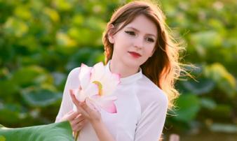 Những cô gái ngoại quốc 'đốn tim' người nhìn vì đẹp như nữ thần bên sen Những cô gái ngoại quốc 'đốn tim' người nhìn vì đẹp như nữ thần bên sen