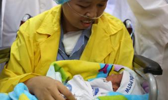 Xúc động cuộc gặp gỡ lần đầu của sản phụ ung thư vú giai đoạn cuối và con trai Xúc động cuộc gặp gỡ lần đầu của sản phụ ung thư vú giai đoạn cuối và con trai