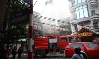 Cháy khách sạn trong phố cổ, du khách hoảng loạn tìm cách thoát thân Cháy khách sạn trong phố cổ, du khách hoảng loạn tìm cách thoát thân