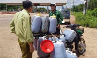Phát hiện hơn 300 lít dầu ăn bẩn đang trên đường đi tiêu thụ Phát hiện hơn 300 lít dầu ăn bẩn đang trên đường đi tiêu thụ