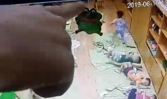 Cô giáo tát bé 3 tuổi tụ máu mồm: “Xin cho em con đường sống, để em được gần con” Cô giáo tát bé 3 tuổi tụ máu mồm: “Xin cho em con đường sống, để em được gần con”