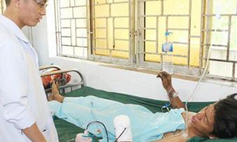 Dùng điện thoại khi sạc, nam thanh niên bị nổ nát bàn tay Dùng điện thoại khi sạc, nam thanh niên bị nổ nát bàn tay