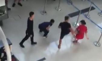 Tát nữ nhân viên hàng không vì... xin chụp hình không cho Tát nữ nhân viên hàng không vì... xin chụp hình không cho
