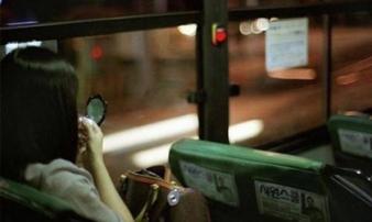 Hà Nội: Phát hiện kẻ biến thái thủ dâm ngay bên cạnh, nữ sinh cấp 2 la hét cầu cứu Hà Nội: Phát hiện kẻ biến thái thủ dâm ngay bên cạnh, nữ sinh cấp 2 la hét cầu cứu