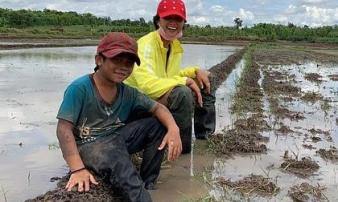 Hoa hậu H'Hen Niê lội ruộng, ngồi ăn cơm giữa cánh đồng Hoa hậu H'Hen Niê lội ruộng, ngồi ăn cơm giữa cánh đồng