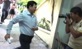 Ông Nguyễn Hữu Linh chạy thật nhanh vào phiên tòa xử dâm ô Ông Nguyễn Hữu Linh chạy thật nhanh vào phiên tòa xử dâm ô