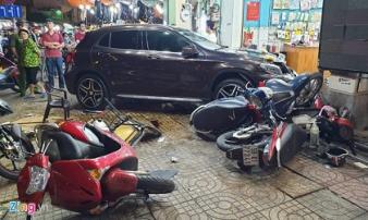 Mercedes tông hàng loạt xe máy ở Sài Gòn Mercedes tông hàng loạt xe máy ở Sài Gòn