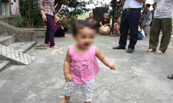 Bé gái 1 tuổi bị mẹ bỏ rơi kèm lá thư cho con để đi lấy chồng vẫn chưa có ai đến nhận Bé gái 1 tuổi bị mẹ bỏ rơi kèm lá thư cho con để đi lấy chồng vẫn chưa có ai đến nhận