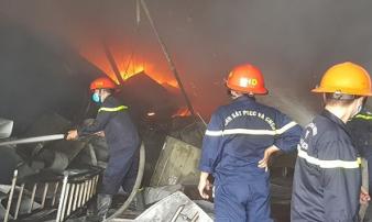 Cháy lớn tại công ty dược phẩm, thiệt hại 60 tỉ đồng Cháy lớn tại công ty dược phẩm, thiệt hại 60 tỉ đồng