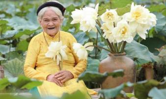 Bộ ảnh bà cụ bên hồ sen gây 'sốt' MXH, khi biết tuổi thật ai cũng ngạc nhiên Bộ ảnh bà cụ bên hồ sen gây 'sốt' MXH, khi biết tuổi thật ai cũng ngạc nhiên