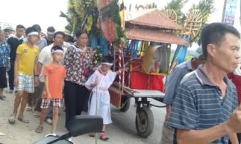 Đám tang đẫm nước mắt của nữ nhân viên bán xăng bị sát hại: Hai đứa con trai ngơ ngác tìm mẹ Đám tang đẫm nước mắt của nữ nhân viên bán xăng bị sát hại: Hai đứa con trai ngơ ngác tìm mẹ