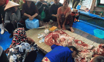 Tìm thấy thi thể bé trai 4 tuổi rơi xuống biển Hạ Long, bà và mẹ quỵ ngã Tìm thấy thi thể bé trai 4 tuổi rơi xuống biển Hạ Long, bà và mẹ quỵ ngã
