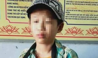 Bé trai bán vé số tố bị người lạ mặt đánh gãy tay, cướp 1,2 triệu đồng Bé trai bán vé số tố bị người lạ mặt đánh gãy tay, cướp 1,2 triệu đồng